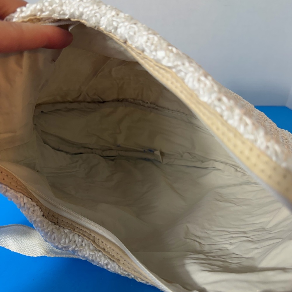 Elegant Cream Woven Shoulder Bag - Picture 8 of 9